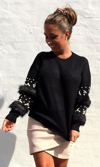 Bluse med perler og faux fur - sort
