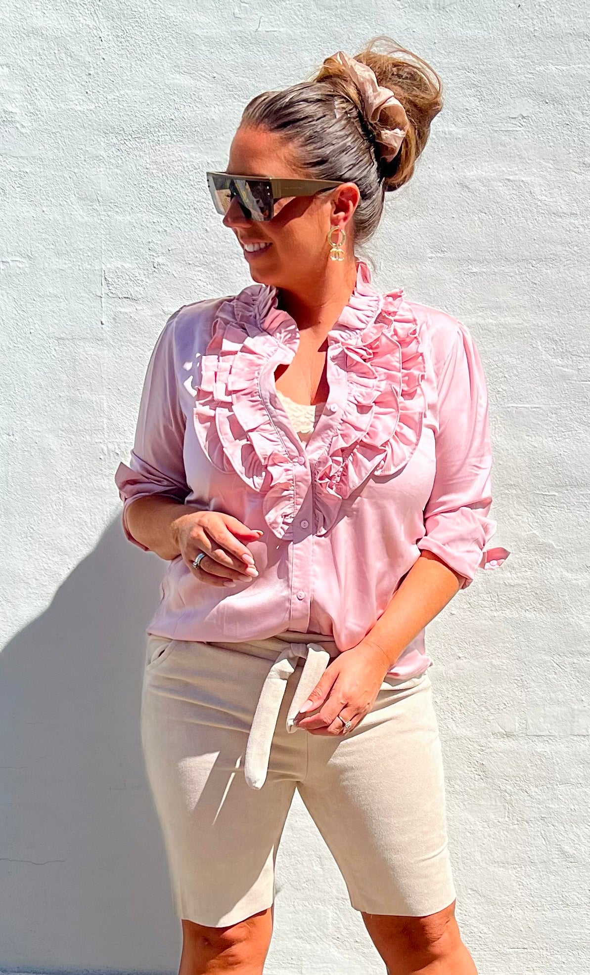 Satin skjorte med flæser - rosa