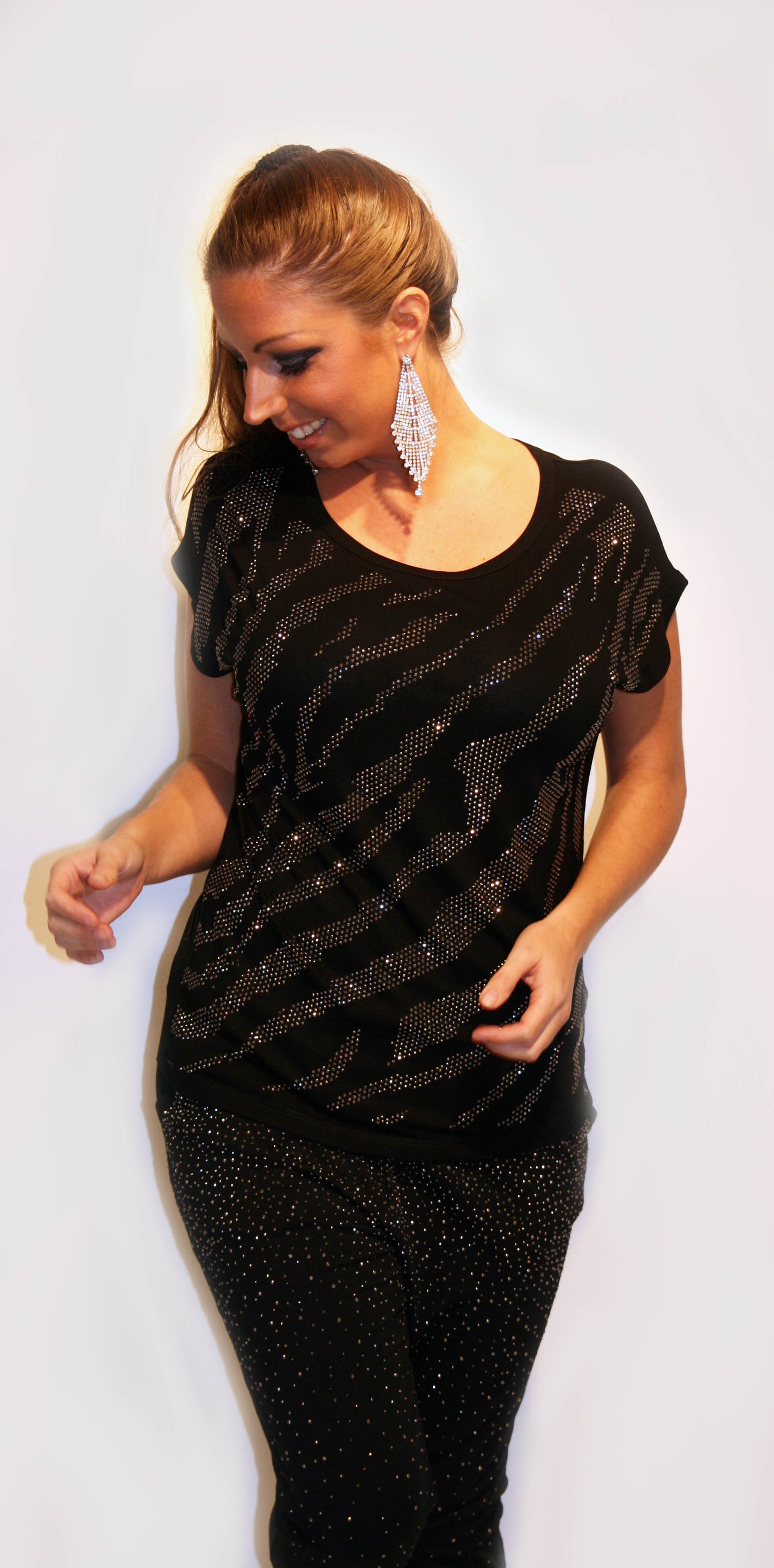 T-shirt med glitter sten og striber - sort