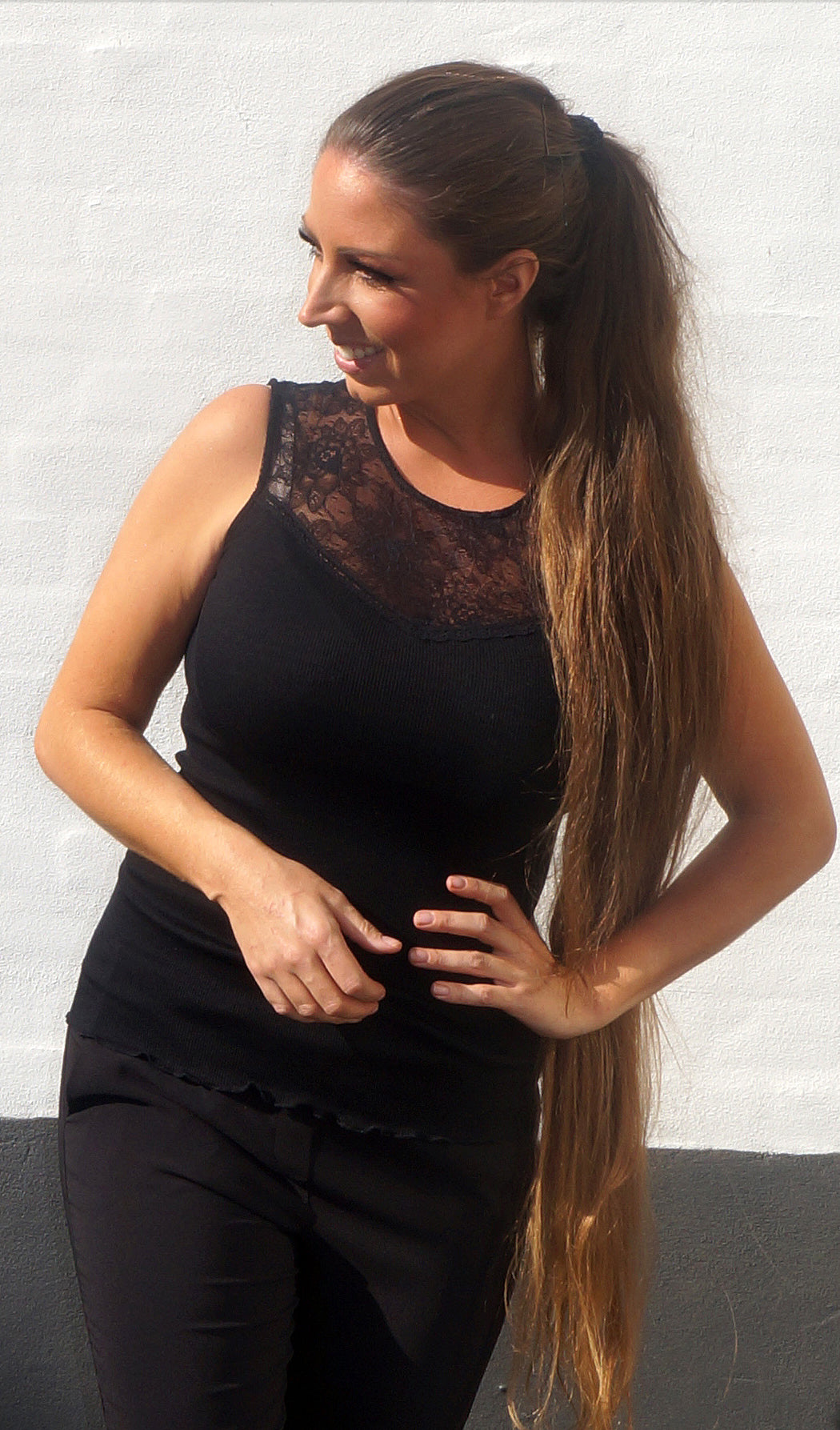 Rosemunde top ved blonde ved bryst - Rosemunde