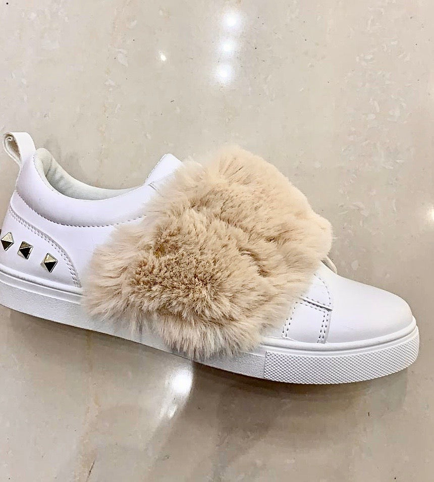 Sneakers med nitter og fur