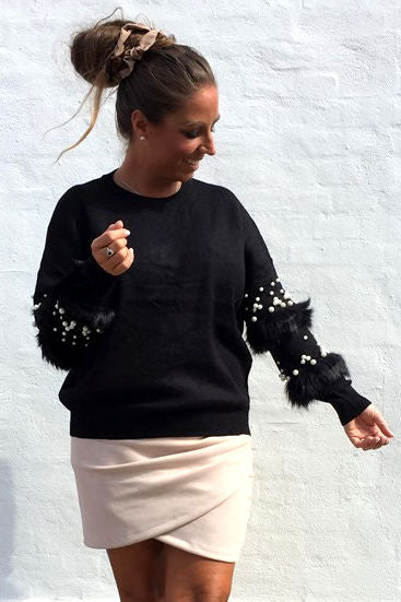 Bluse med perler og faux fur - sort
