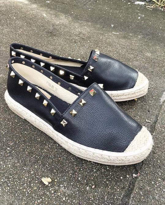 Espadrille i sort med nitter