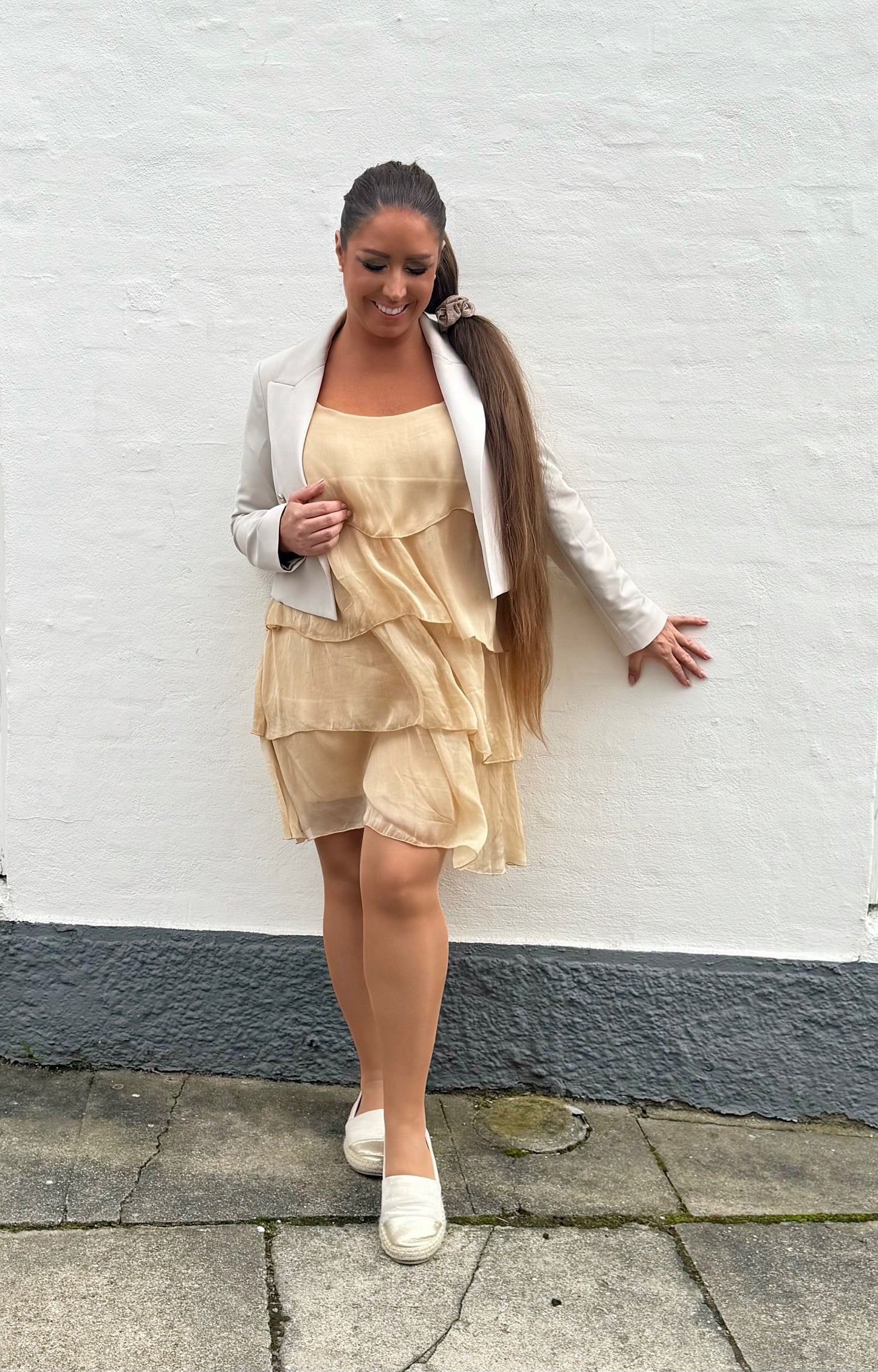 Layerkjole kort i beige i silke