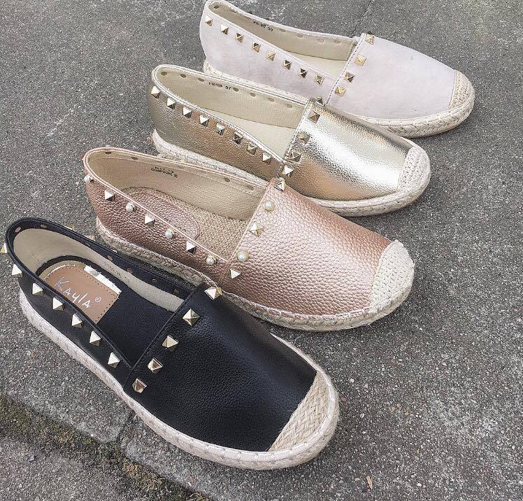 Espadrille i guld med nitter
