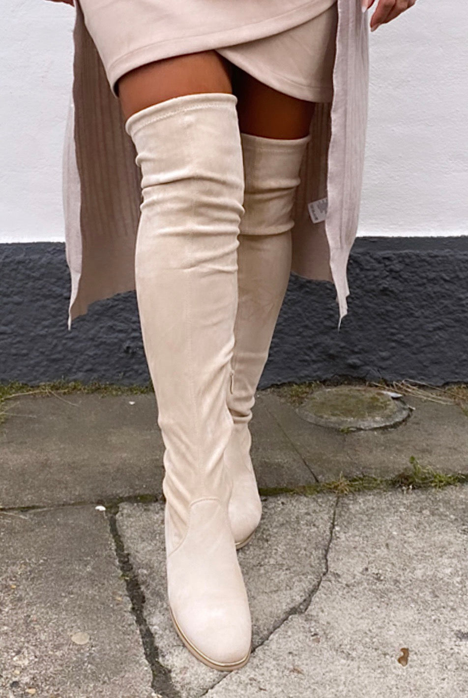 Overknee i beige m. guldkant