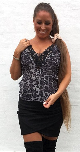 Leopard top med dyb blonde - grå