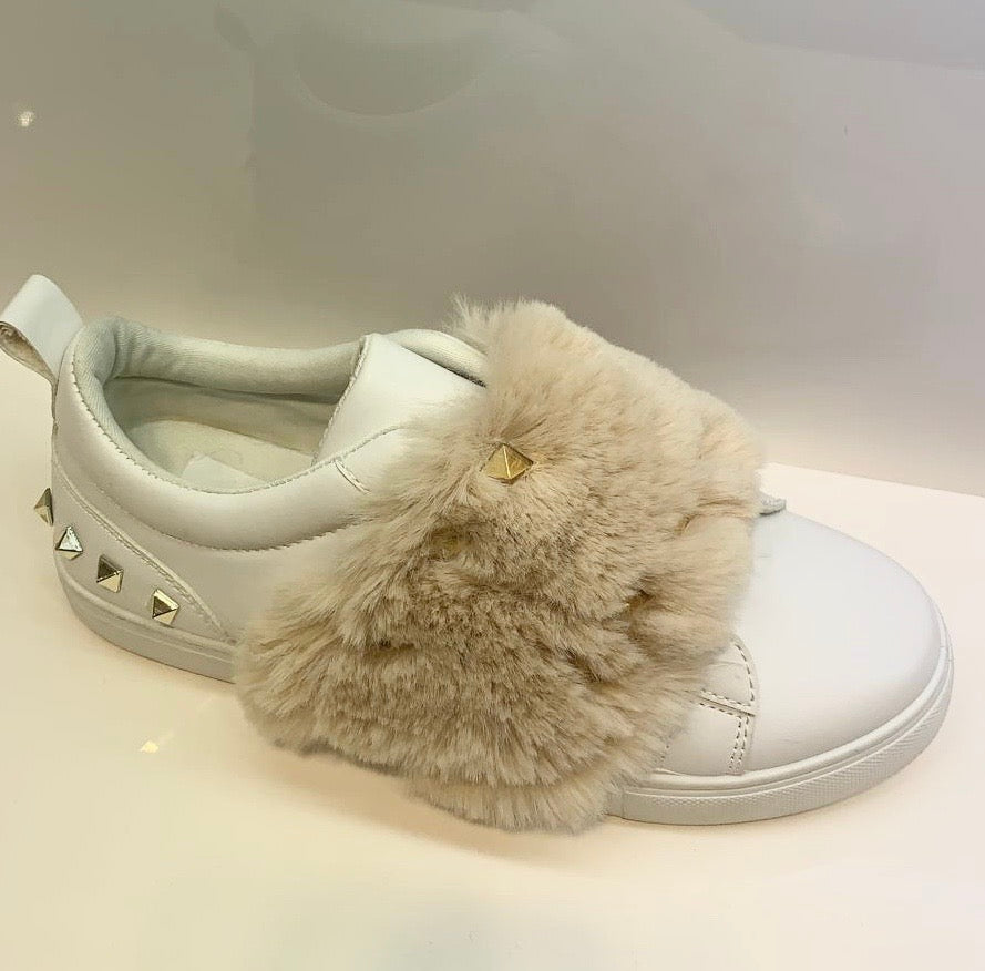 Sneakers med nitter og fur
