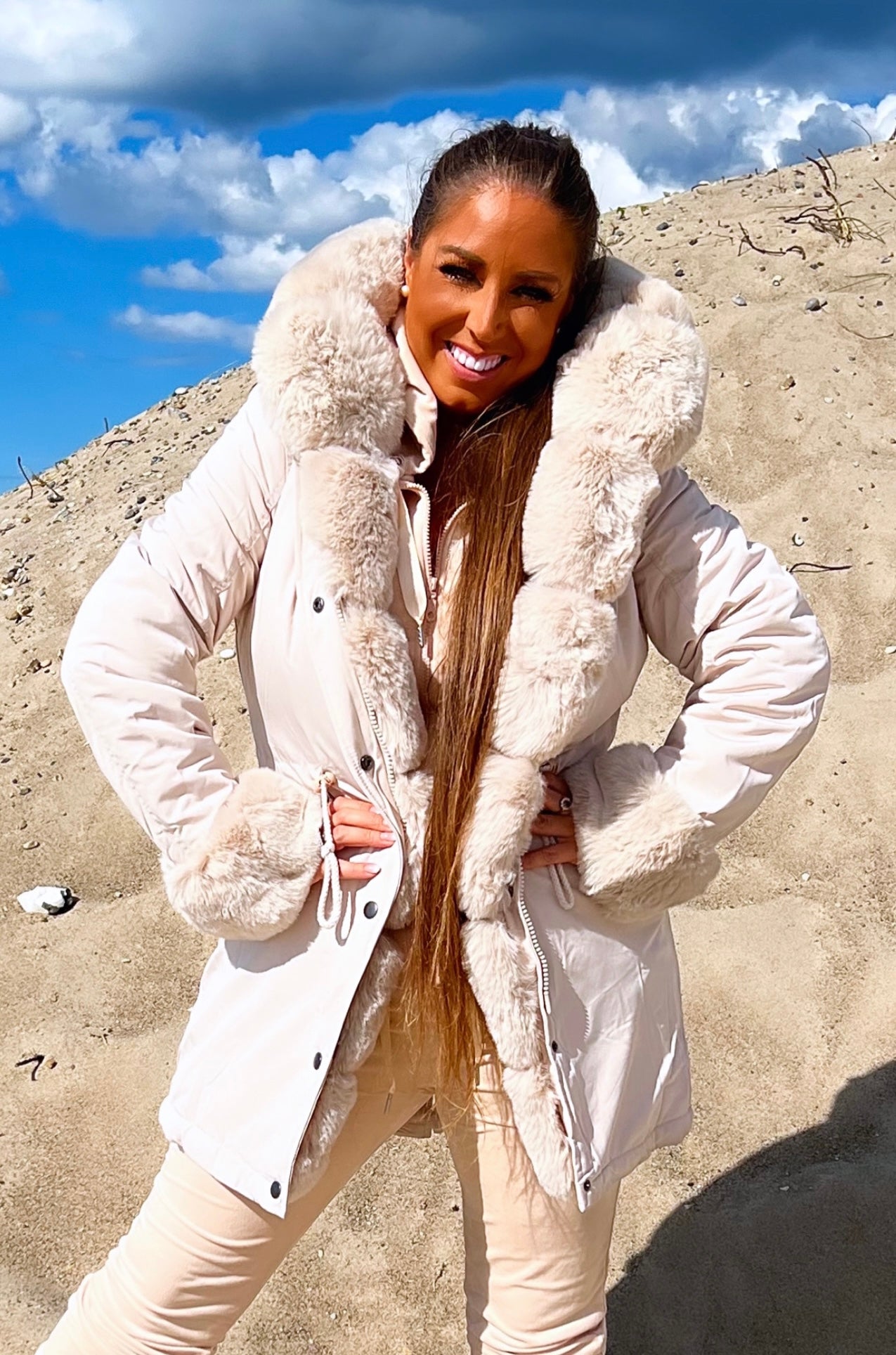 Parka jakke med faux fur i beige