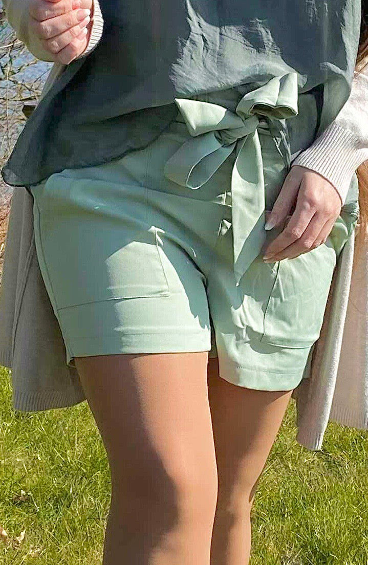 Pastel grøn shorts m. Bindebånd