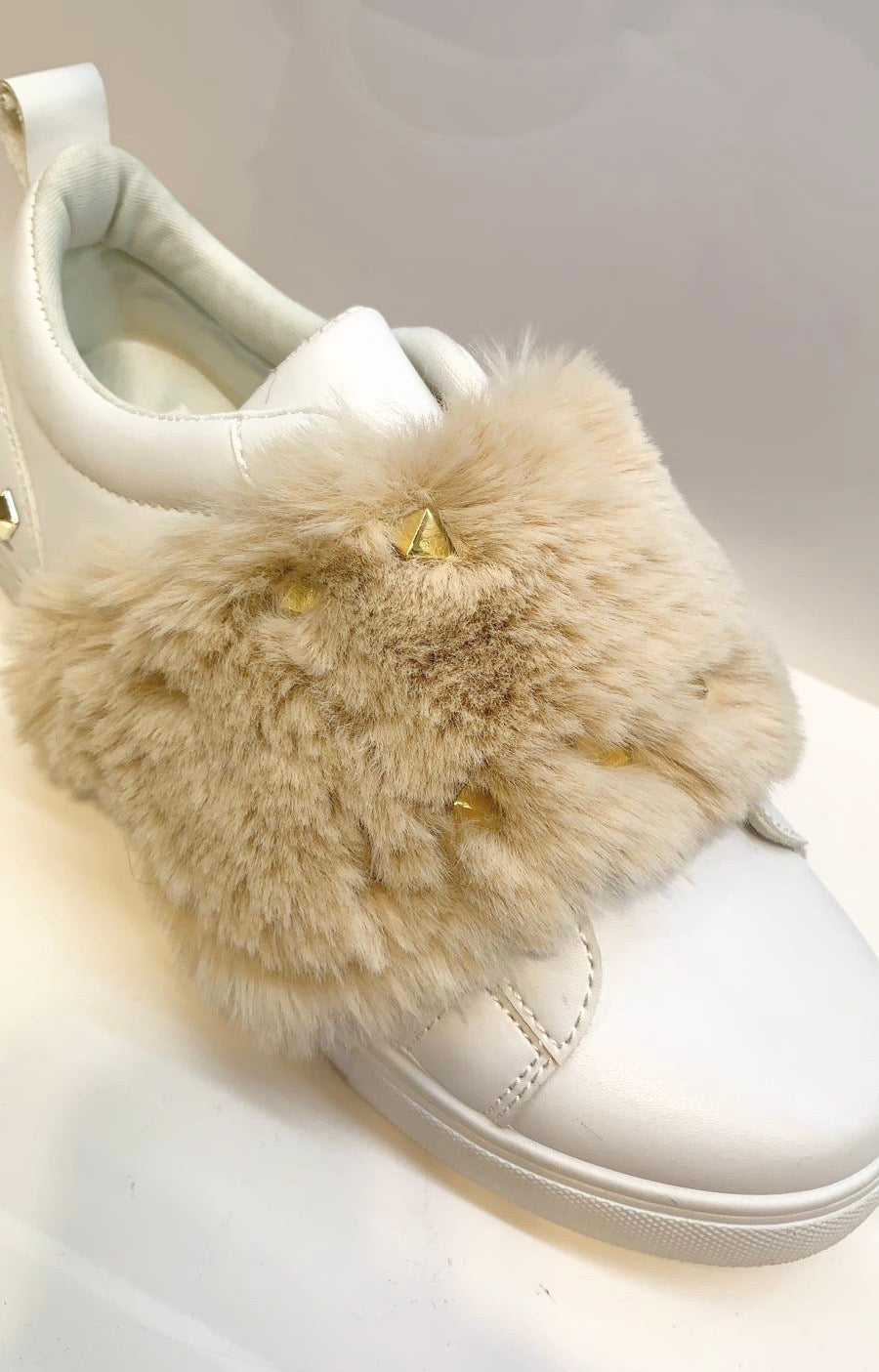 Sneakers med nitter og fur