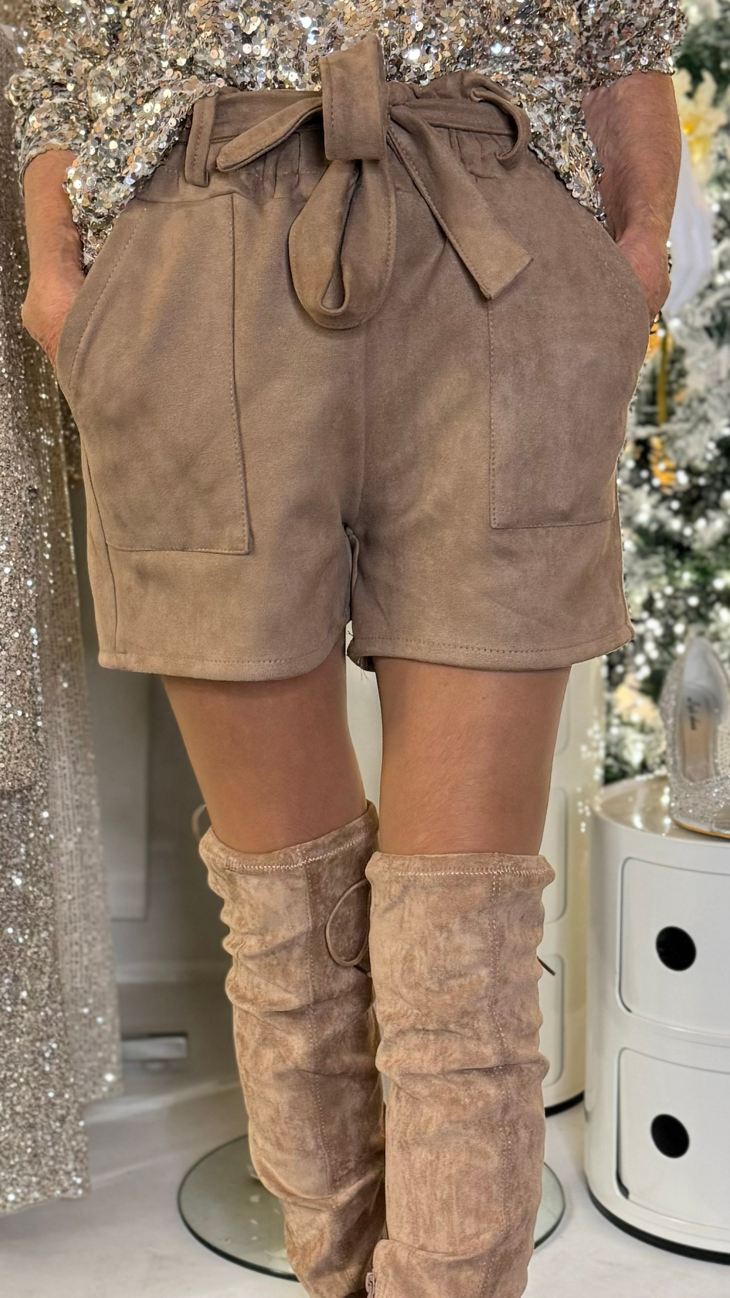 Shorts i taupe m. Bindebånd