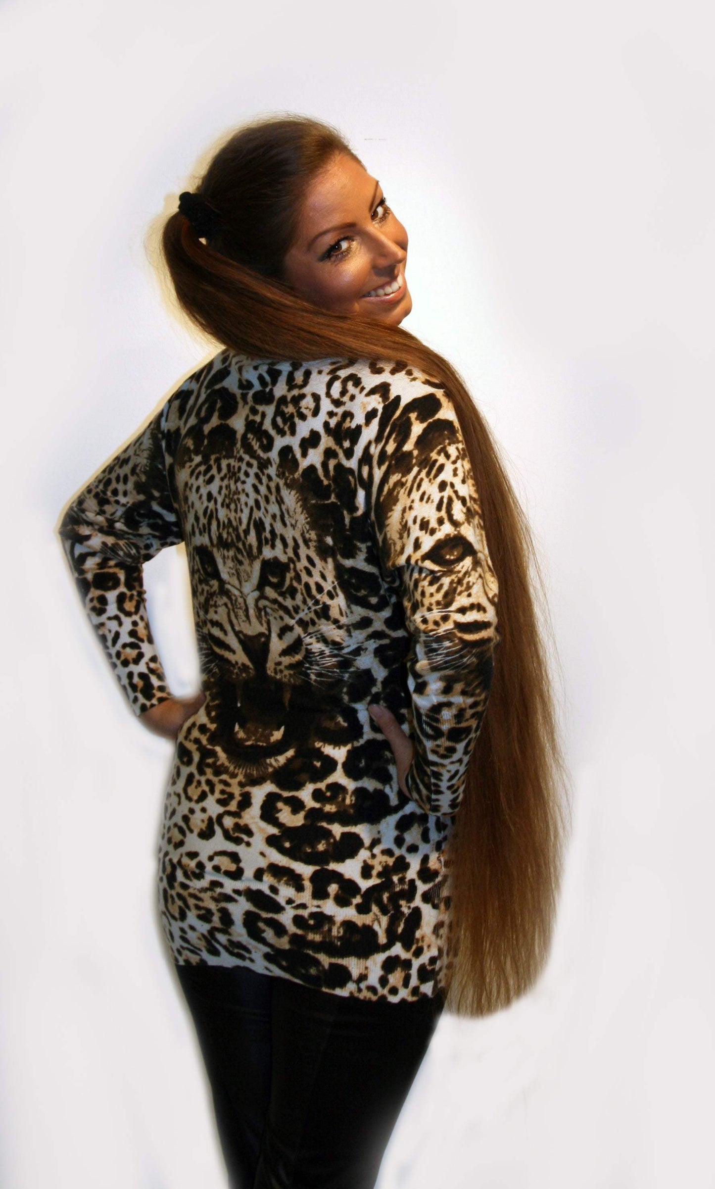 Flagermusbluse med leopard og sten