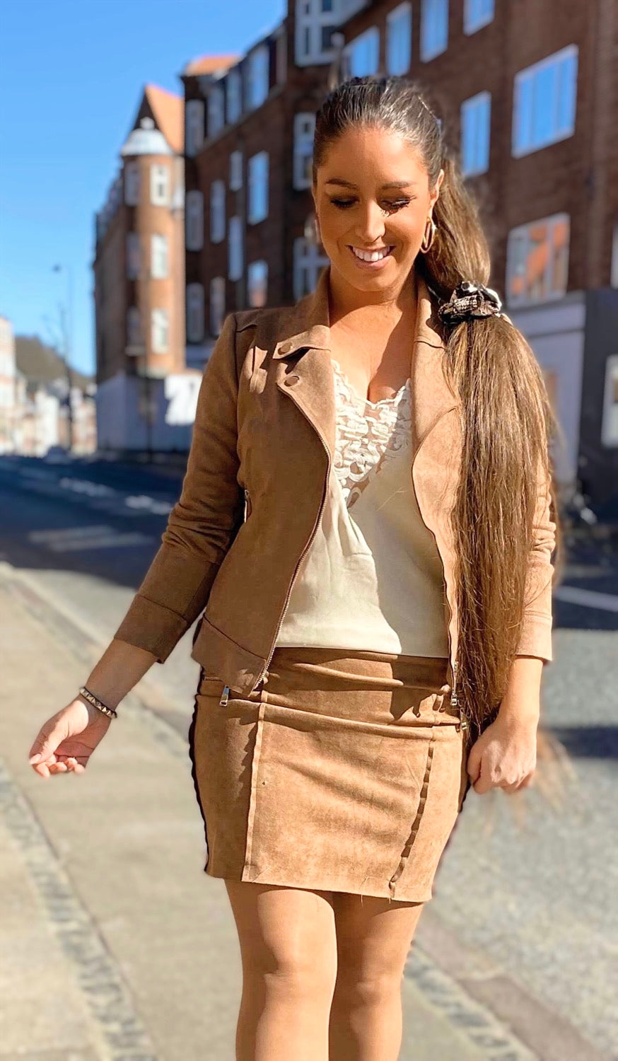 Camel suede nederdel med lynlås