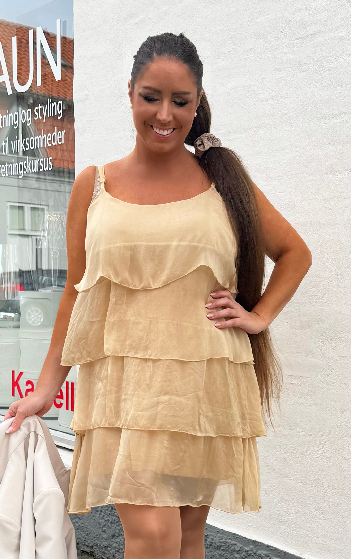 Layerkjole kort i beige i silke