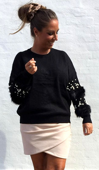 Bluse med perler og faux fur - sort