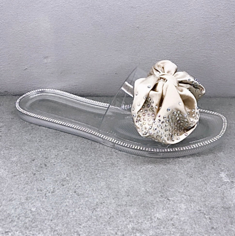 Shiny bow sandal