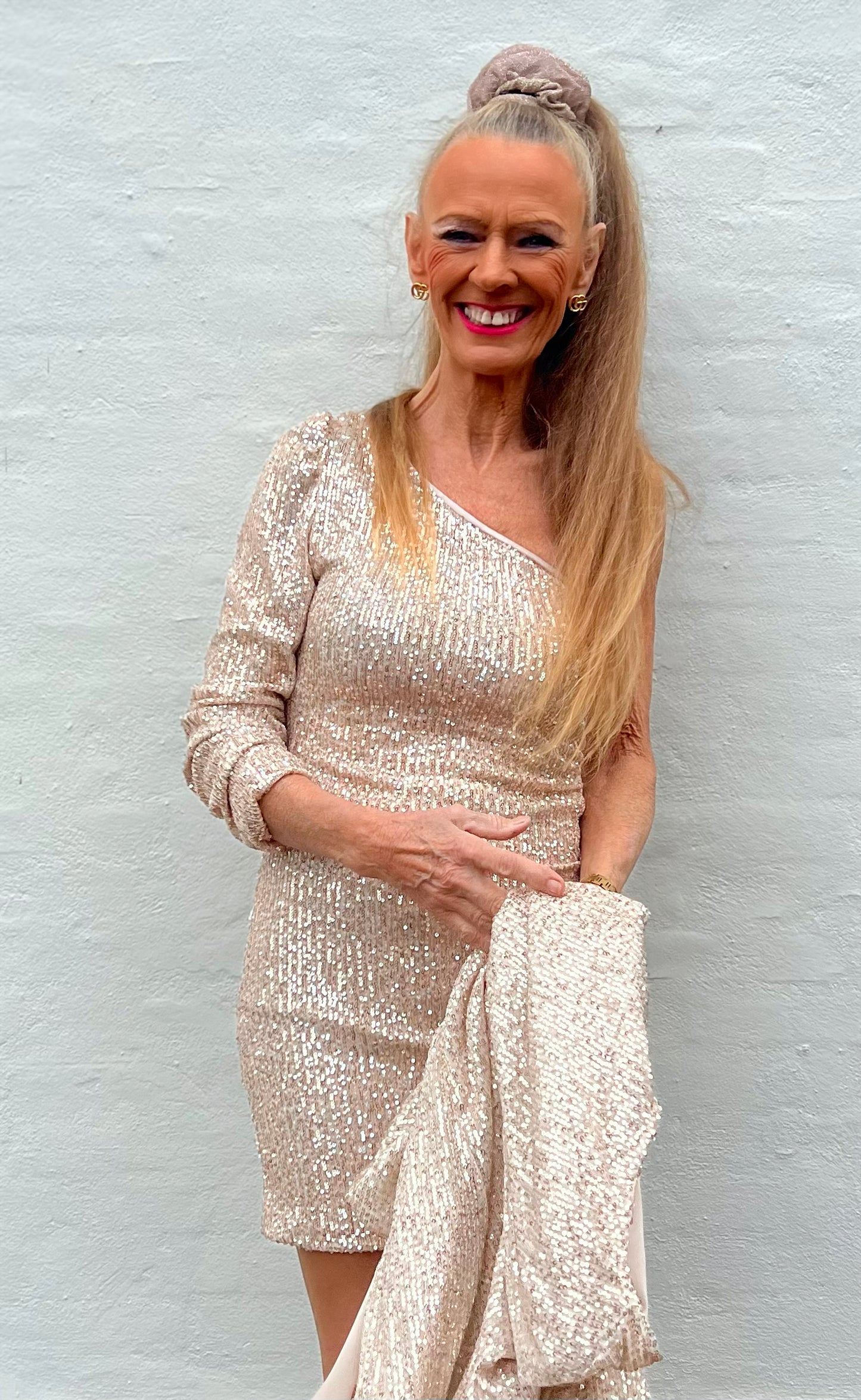 Palietkjole off shoulder i champagne gold