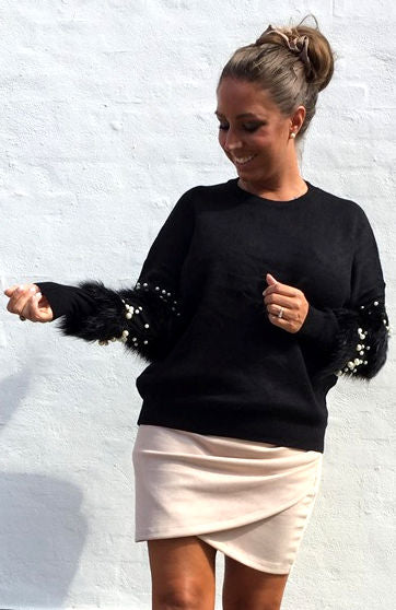 Bluse med perler og faux fur - sort