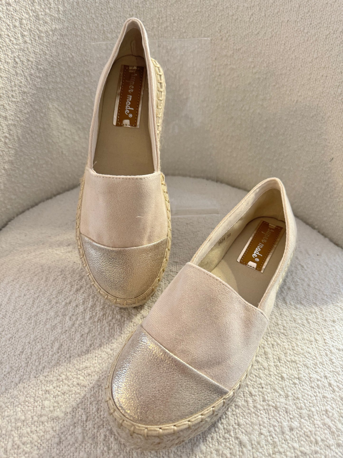 Espadrillers i beige m. shiny front og bred bund