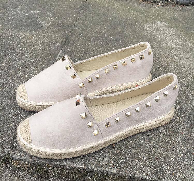 Espadrille i beige med nitter