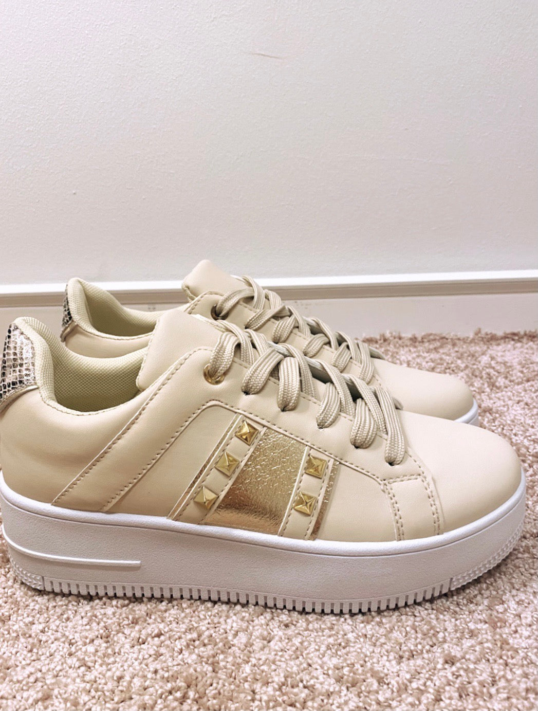 Sneakers med nitter - beige