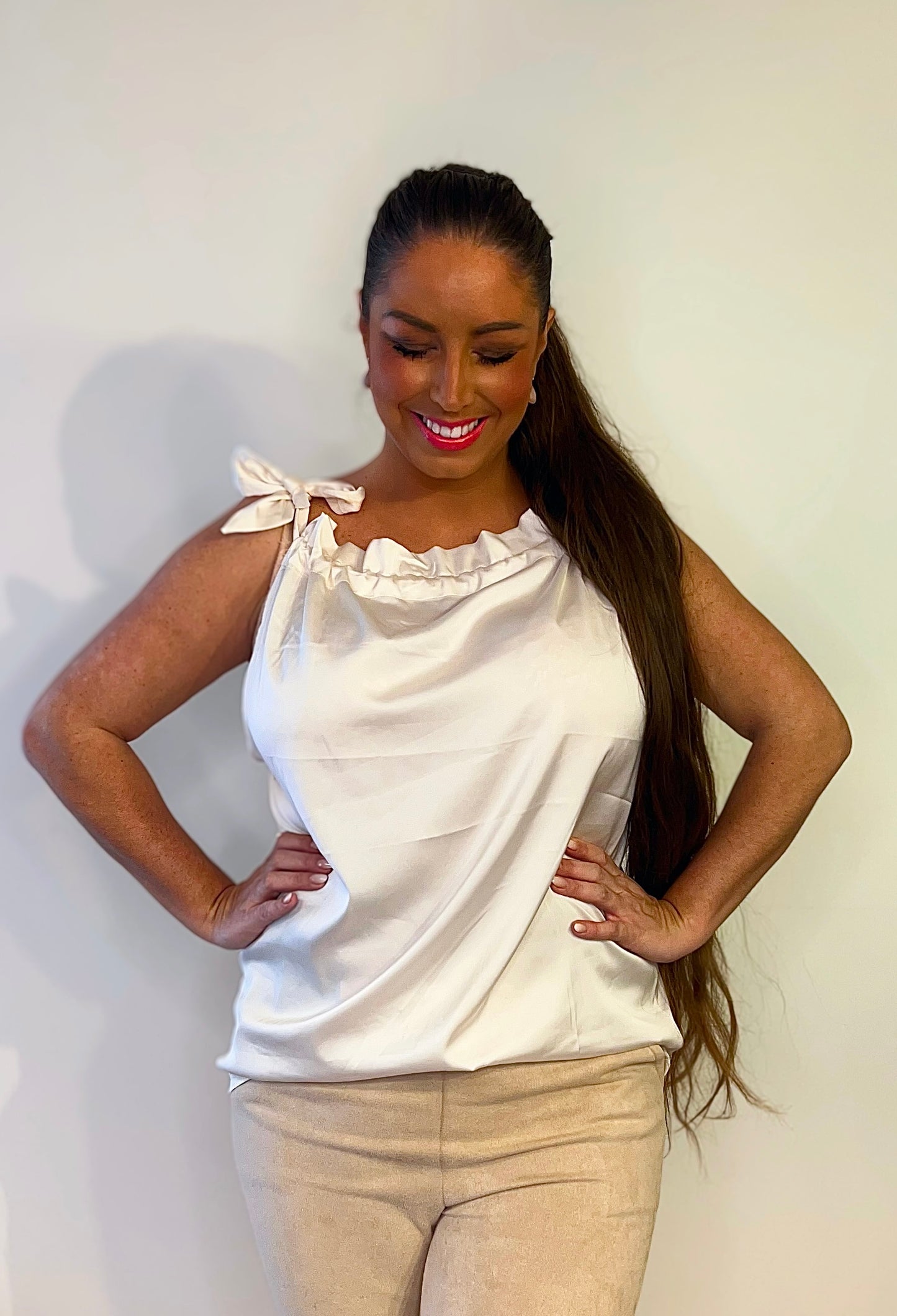 Butterfly top i satin -Creme hvid