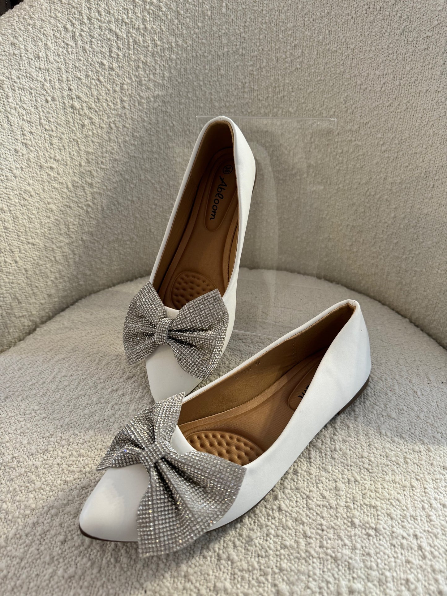 Ballerina med sløjfe i hvid