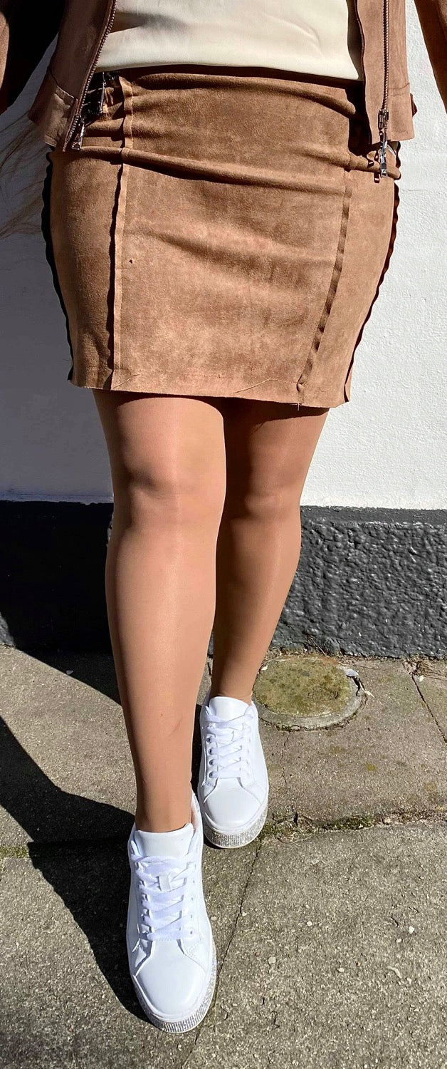 Camel suede nederdel med lynlås
