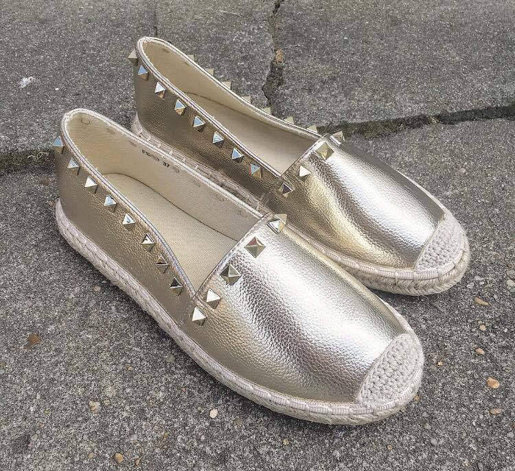 Espadrille i guld med nitter