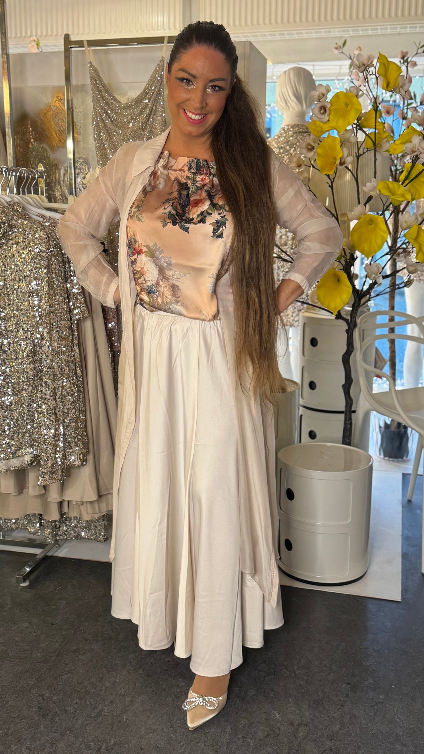 Creme satin nederdel fra