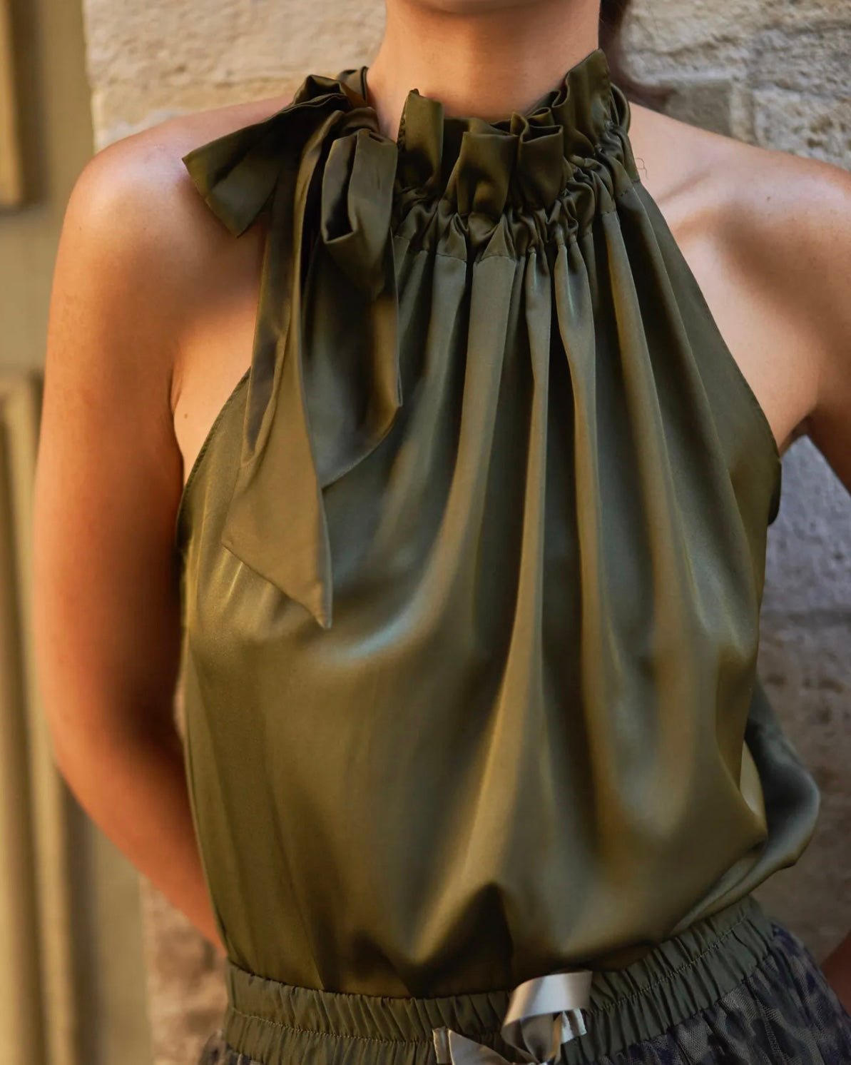 Butterfly top i satin - khaki grøn - Staun Denmark - Til hverdag og fest