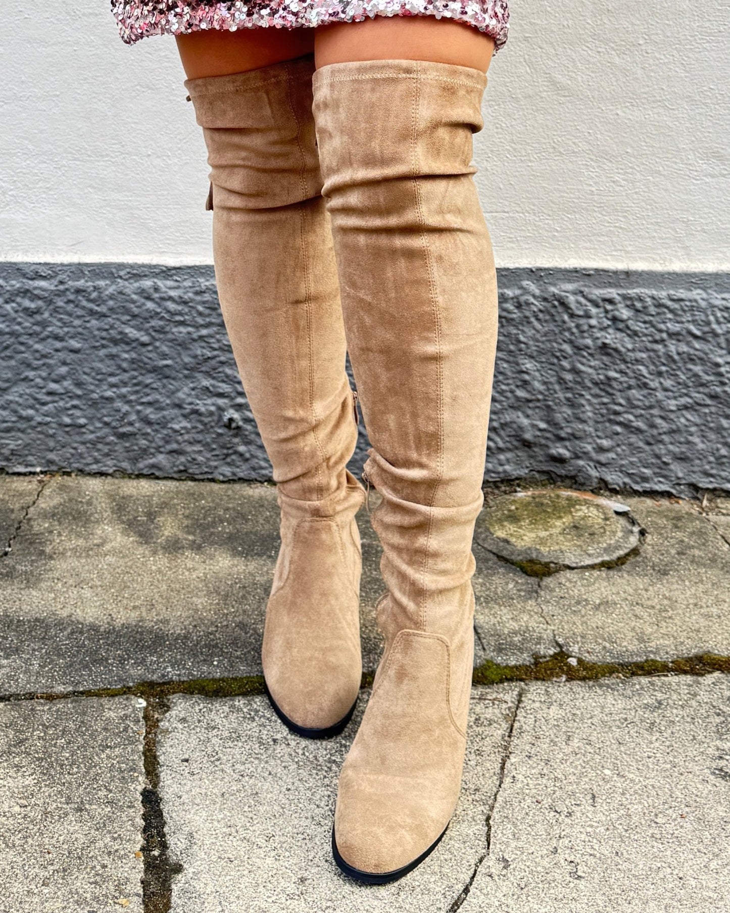 Staun Overknee i imiteret ruskind i taupe - Staun Denmark - Til hverdag og fest