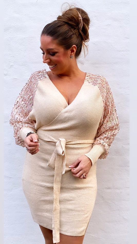 Kjole m. Glittertråd og palietter på ærmer - beige