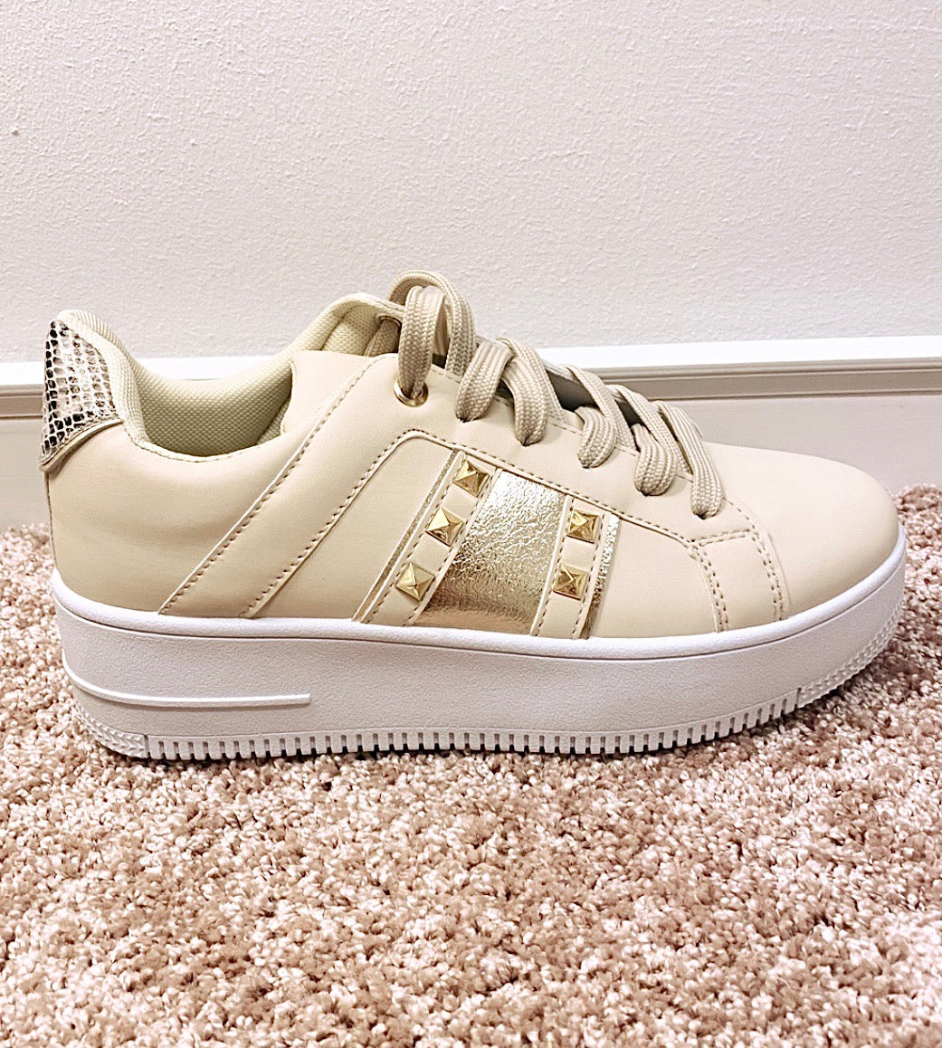 Sneakers med nitter - beige