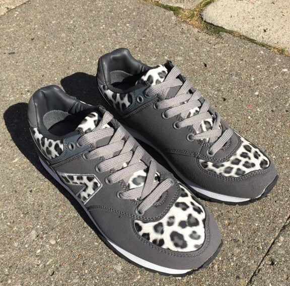 Sko med leopard i grå