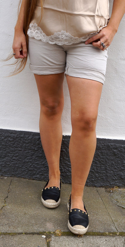 Short med stræk - beige