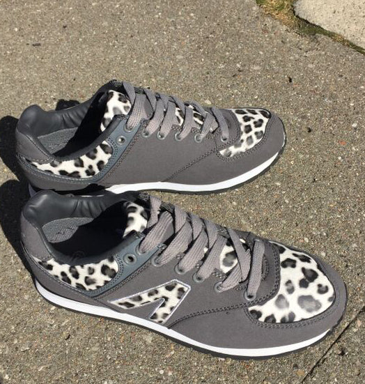 Sko med leopard i grå