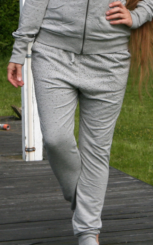 Grå bukser med sten