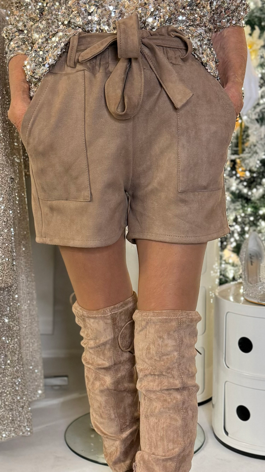 Shorts i taupe m. Bindebånd