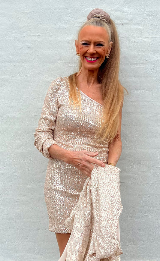 Palietkjole off shoulder i champagne gold