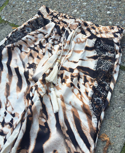 Zebra buks i brun med blonder