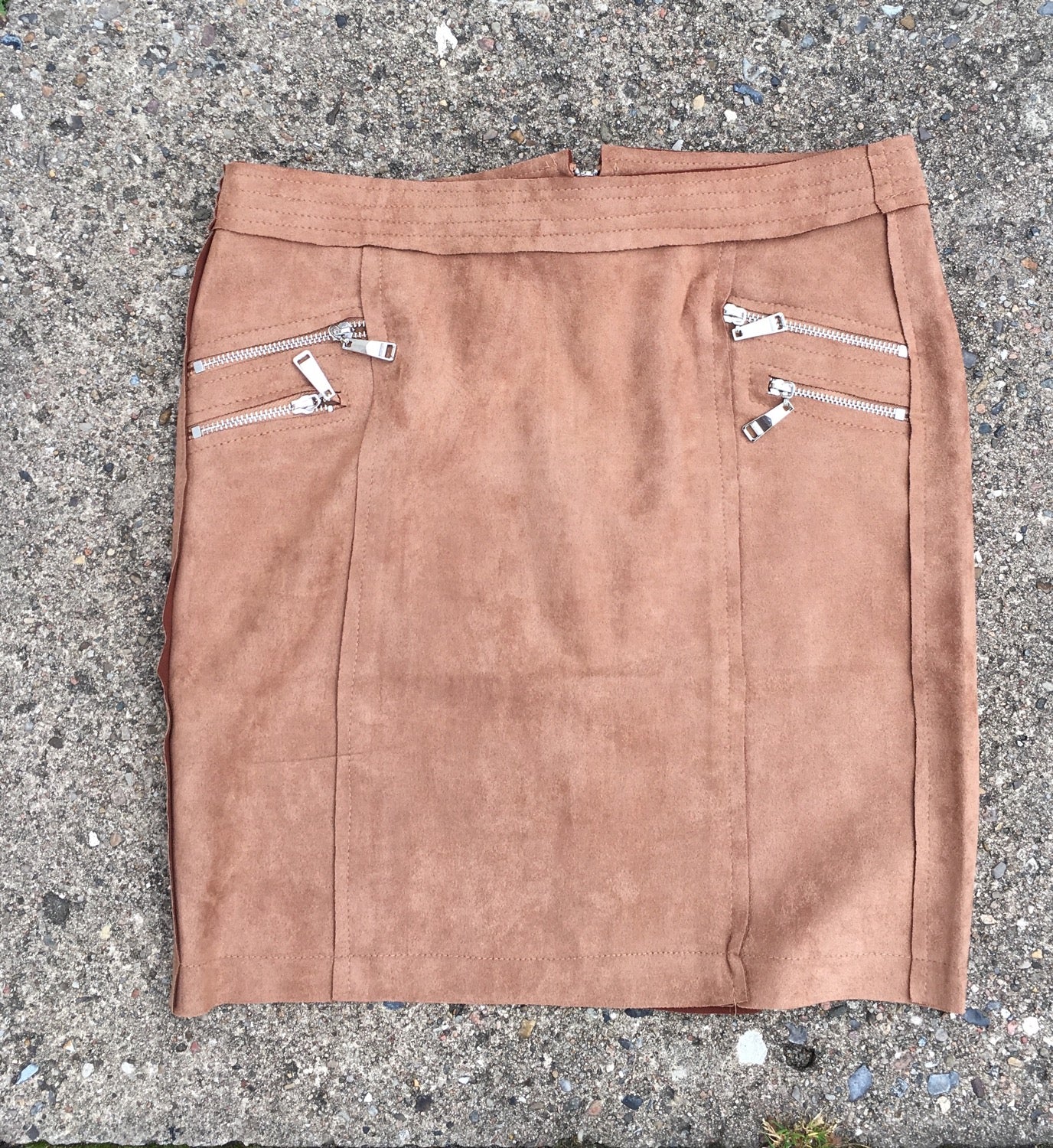 Camel suede nederdel med lynlås