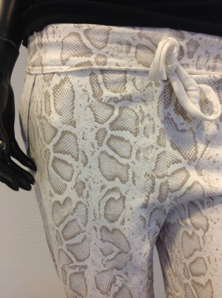 Bukser med snakeprint - beige - Staun Denmark - Til hverdag og fest