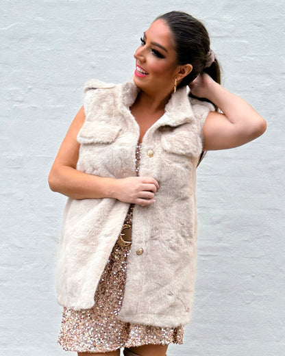 Faux fur vest i beige m. knapper - Staun Denmark - Til hverdag og fest