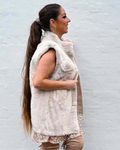 Faux fur vest i beige m. knapper - Staun Denmark - Til hverdag og fest