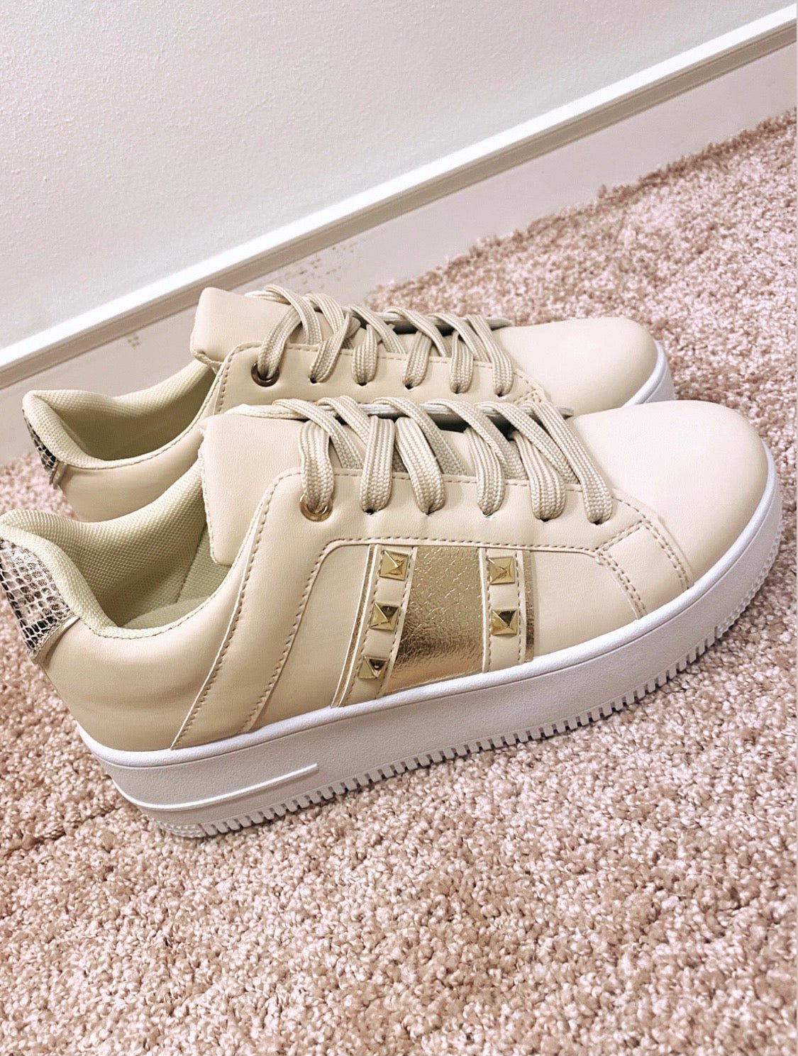 Sneakers med nitter - beige - Staun Denmark - Til hverdag og fest