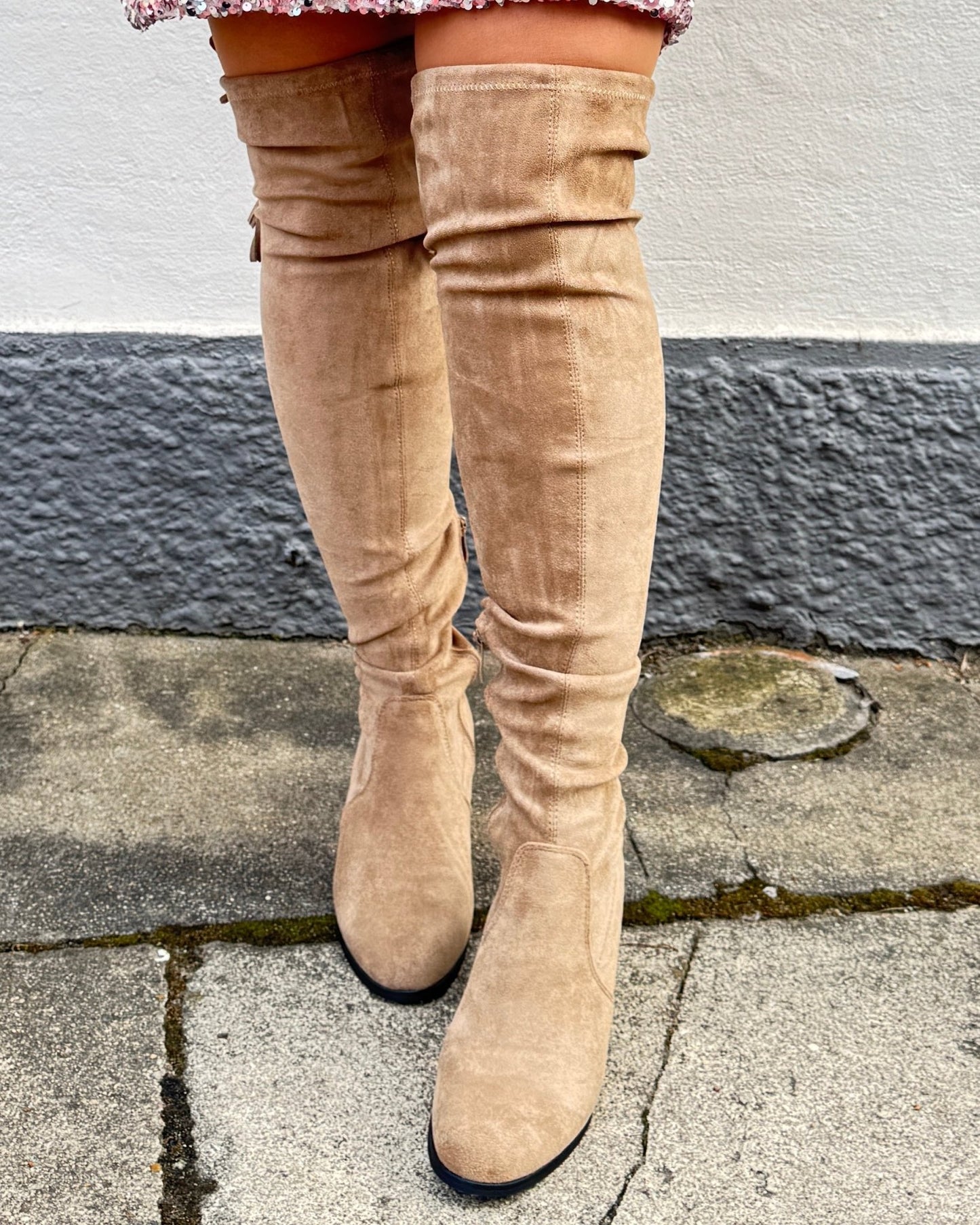 Staun Overknee i imiteret ruskind i taupe - Staun Denmark - Til hverdag og fest