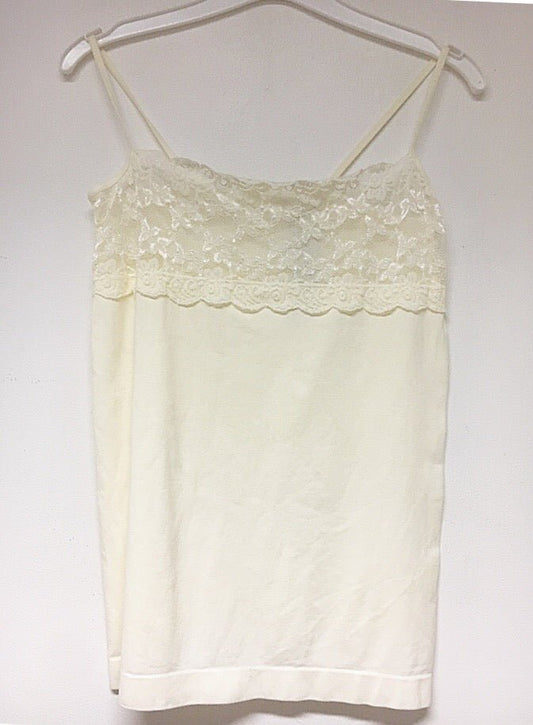 Top med blonde kant ved barm - off white - Staun Denmark - Til hverdag og fest