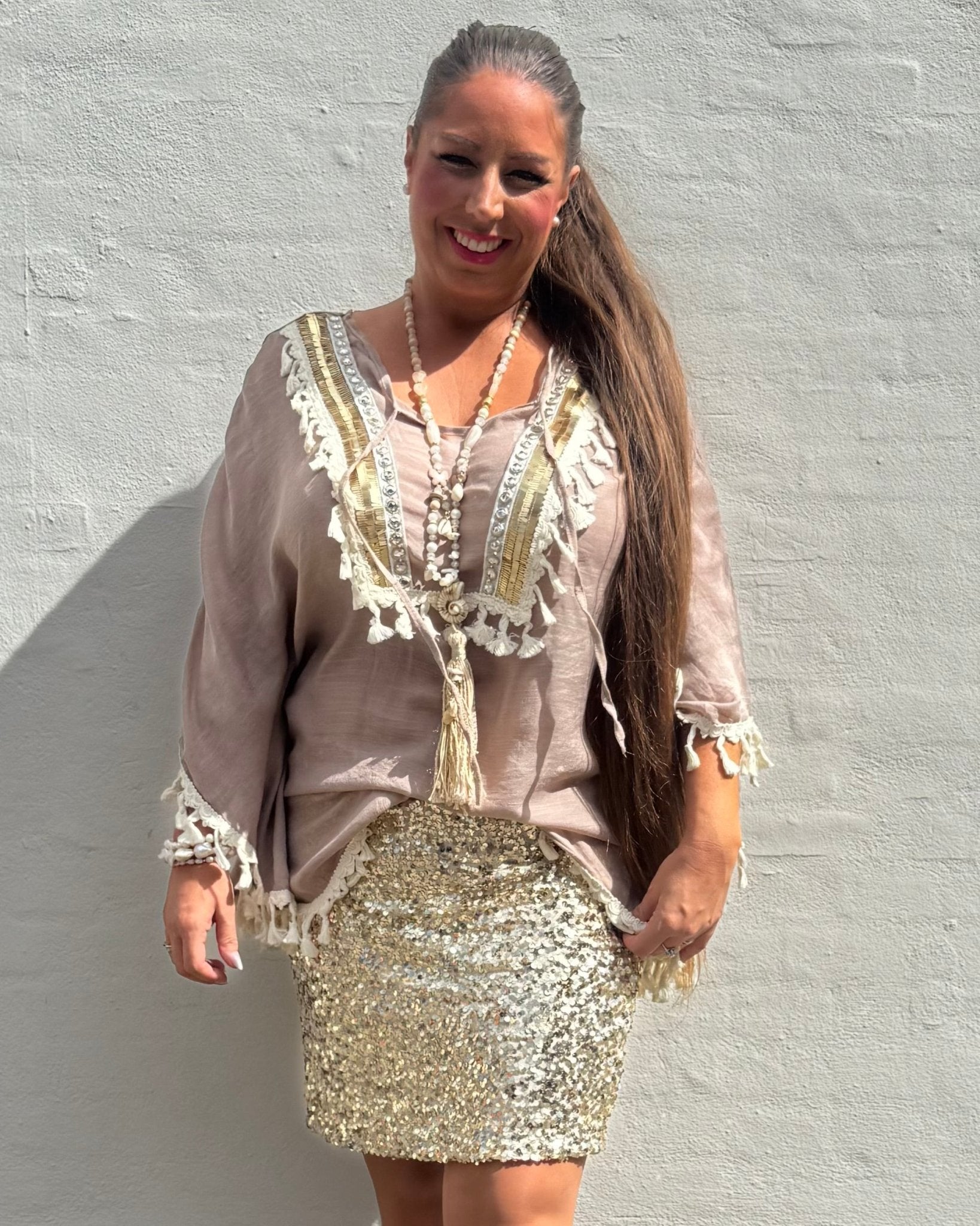 Tunika med pailletter og frynser - taupe - Staun Denmark - Til hverdag og fest
